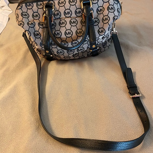 Michael kors satchel - Picture 3 of 4